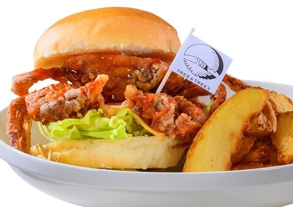 ソフトシェルクラブを丸ごとはさんだ「丸ごとカニバーガー」1390円(税込)(ドムドムフードサービス提供)