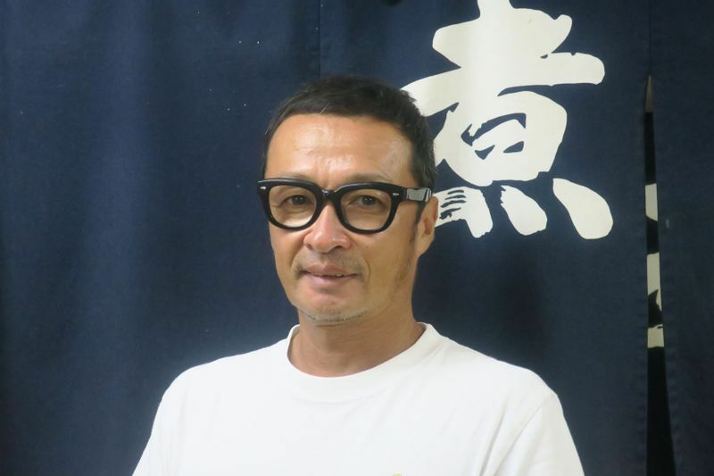 内田氏の黒縁メガネはトレードマークで、これまで飲食業界の先端的なさまざまなシーンに出没していた（筆者撮影）