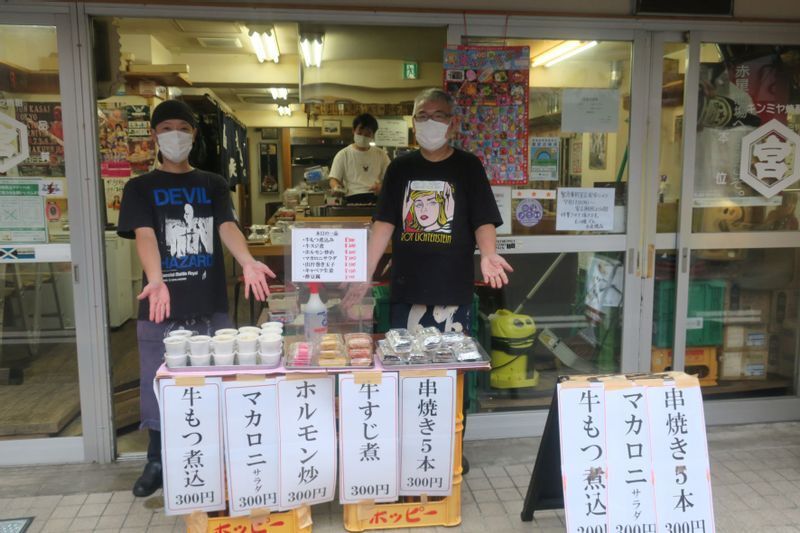この売り方によって近所付き合いが活発になり、常連客は電車に乗って買い求めにやってきているという(筆者撮影)