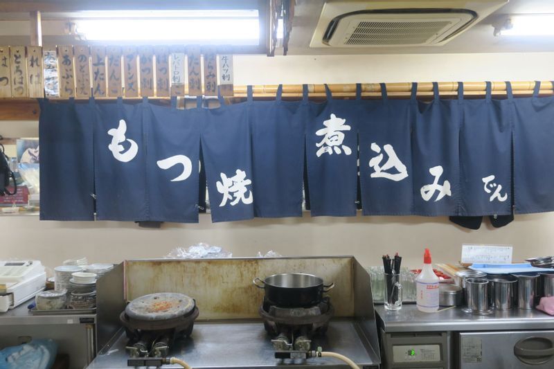 素朴なデザインで実直な商売を伝えるのれんは店内に収まっているが、間もなく店頭を飾ることになる(筆者撮影)