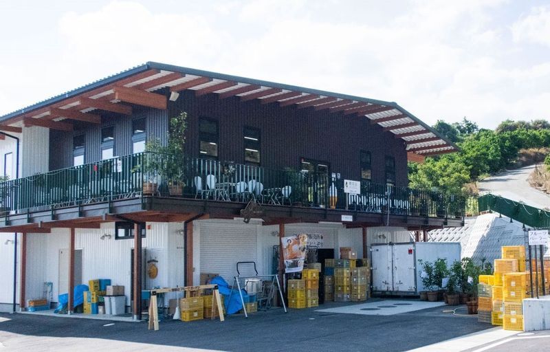 2018年に完成した本社社屋。1階が本社機能と集荷場、フルーツ加工品工場、2階が「観音山フルーツパーラー本店」となっている(柑香園提供)
