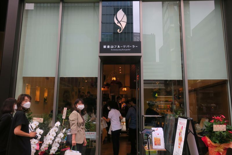 10月18日にオープンした「観音山フルーツパーラー 銀座店」。歌舞伎座から至近距離にあり銀座の名所となる佇まいだ(10月16日、筆者撮影)