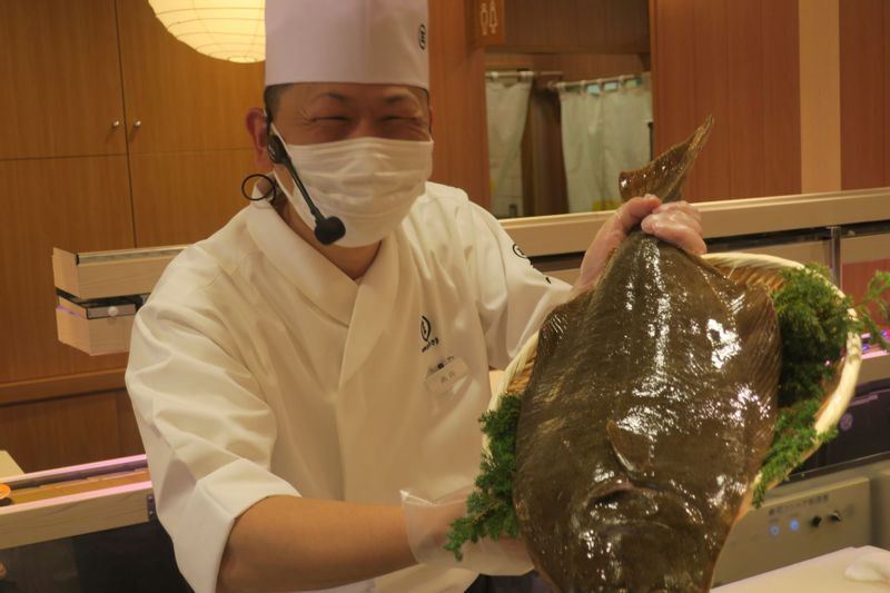 「豊洲直送」のネタは箱を開ける前までどのような鮮魚が入っているか分からない。それによってすし職人のモチベーションは著しく高まる（筆者撮影）