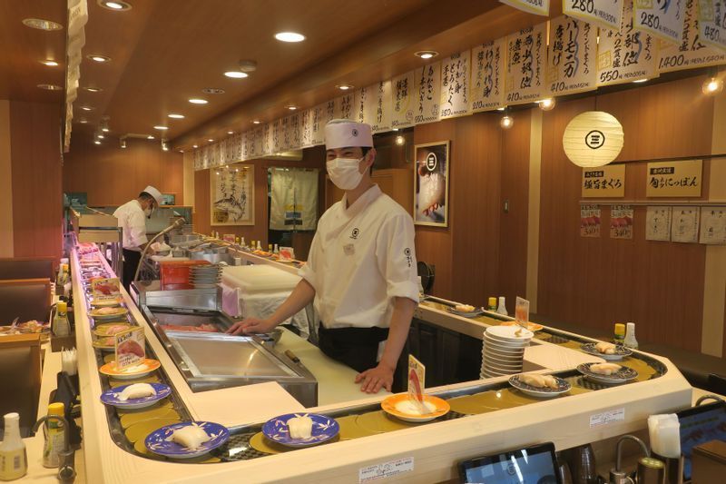 「回転寿司みさき」高円寺店の店内。”想像を超える回転寿司へ”の期待が高まる(筆者撮影)