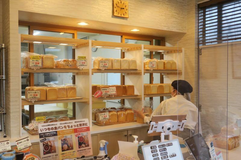 「新宿本店」のパンを陳列している様子。フレッシュなイメージが漂っている（筆者撮影）