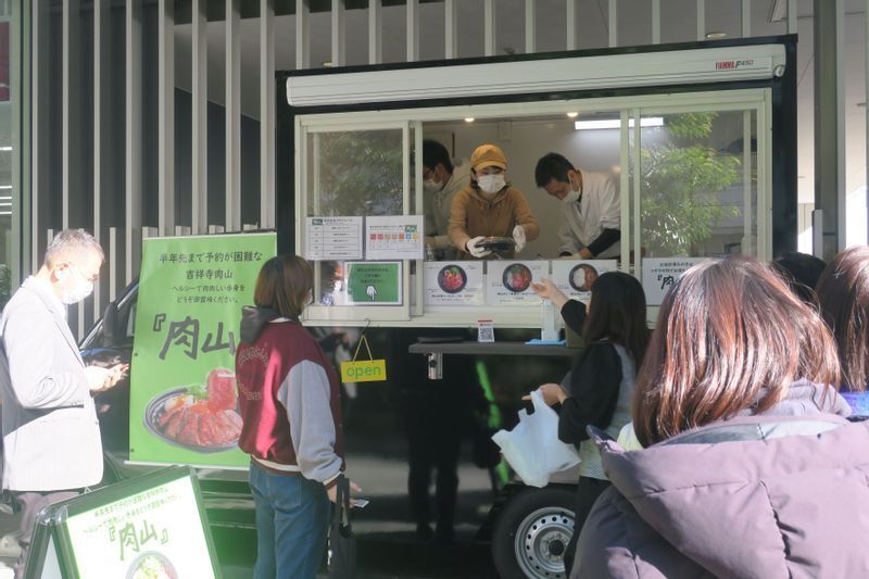 キッチンカーは都内の随所に出店し、どの場所でも長蛇の列ができている(筆者撮影)