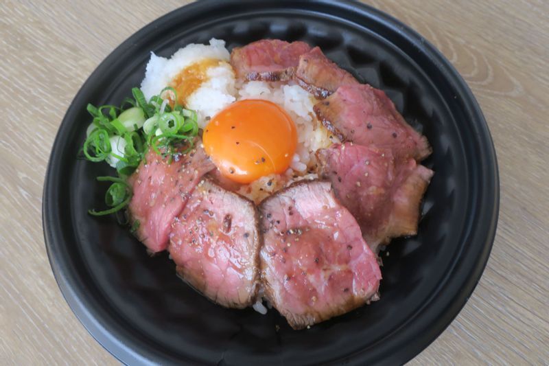 ご飯の上に肉が敷き詰められた『肉山』のイメージ通りの弁当（筆者撮影）