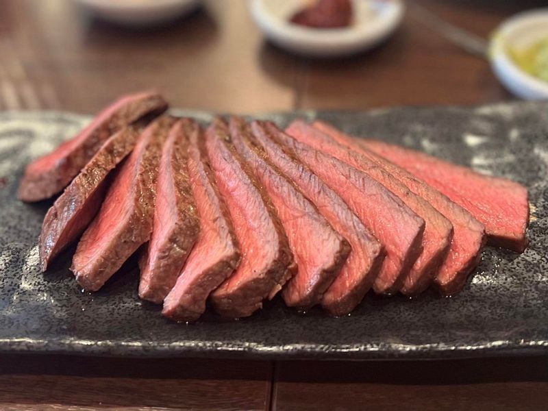 『肉山』のホースの一例。丁寧にゆっくりと焼き上げられてピンク色が美しく印象に残る(『肉山』提供)