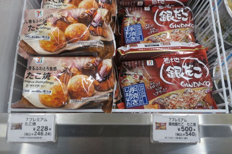 冷凍たこ焼はコンビニチェーンのPB商品の倍以上の価格で販売された(筆者撮影)