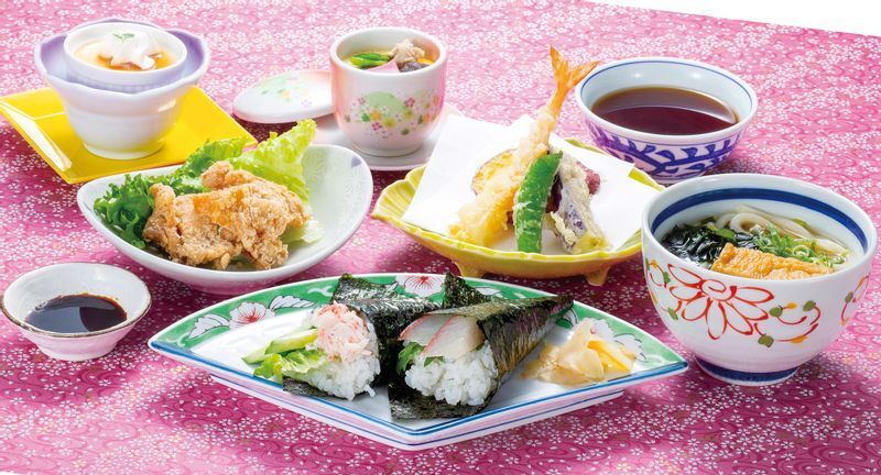 2号店で初めてメニュー化し大ヒットした、うどんを汁物にみたててお膳にしたセットメニューは、現在も「姫御膳」として定番の人気メニューとなっている(MIHORI提供)