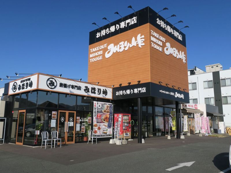 山口市内に昨年オープンした「唐揚げ専門店」と「呼吸食パン」の販売店。新規出店はスクラップアンドビルドで展開されていて生産性を高めている(筆者撮影)