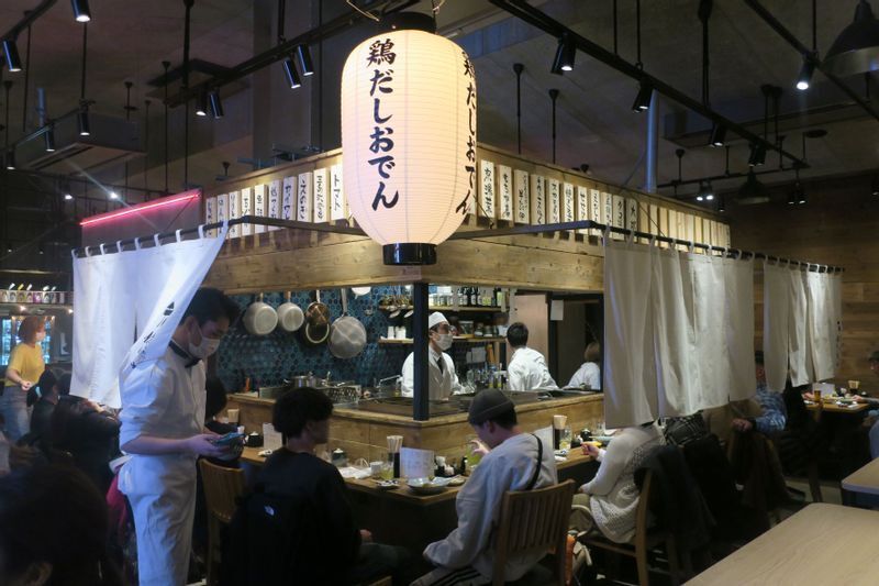 70坪の施設内に10の店舗が集まり、それぞれ特長がはっきりとした商品を、行き届いたおもてなしで対応している。施設内はホッピング(食べ飲み歩き)が楽しい(筆者撮影)