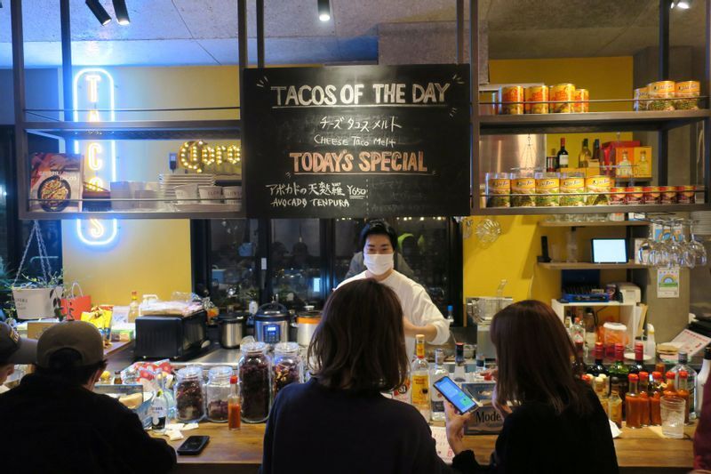 裏通り側にあるゾーンにはワインや日本酒などお酒を中心としたメニュー構成の店舗を集めている（筆者撮影）