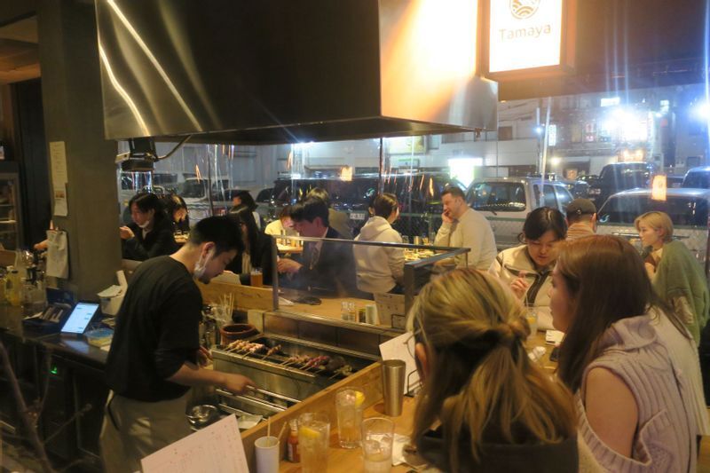 表通り側にはポップな感覚の店を集めていて、賑やかに飲食を楽しむ雰囲気をつくり出している(筆者撮影)