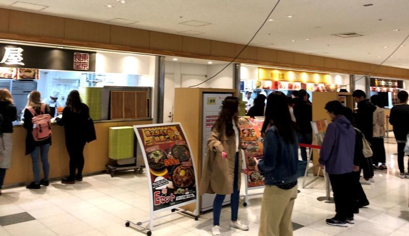 「学食日本一」が定説となっている東洋大学の学食、東洋大学白山キャンパス6号館地下1階の様子(米田勝栄氏提供)