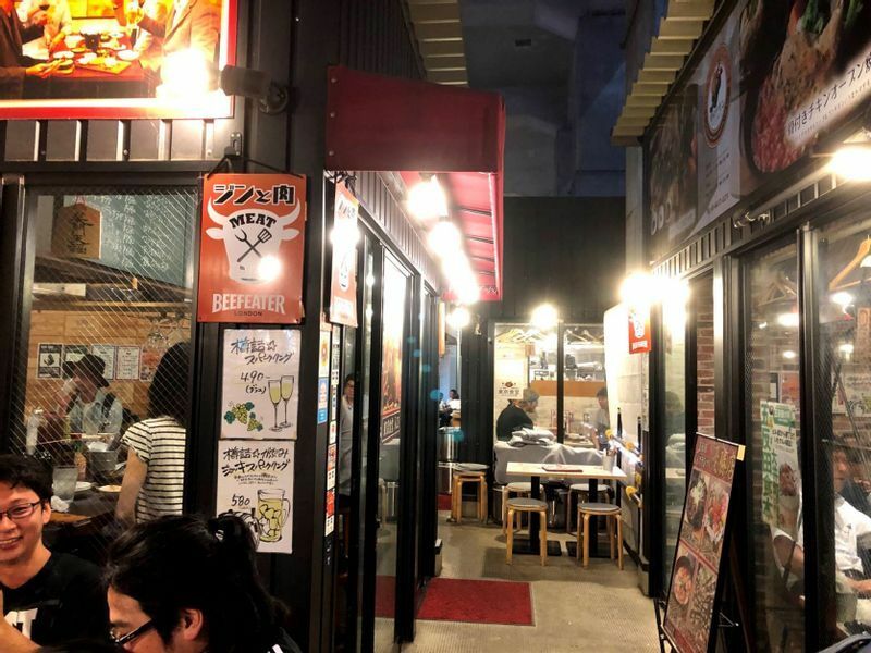 「五反田桜小路」の中で営業する肉バル「東京食堂」の様子（米田勝栄氏提供）