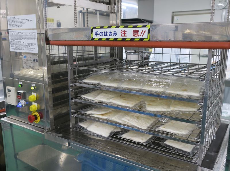 真空パックした食品を「凍眠」のマイナス30度のアルコールに浸ける直前の様子(筆者撮影)