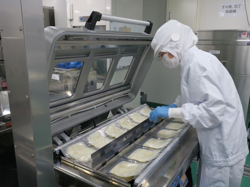 急速冷凍機械の「凍眠」にかける前に食品を均一の大きさで真空パックする(筆者撮影)