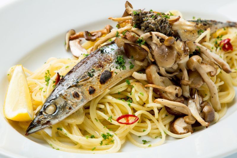 「北海道産秋刀魚を丸ごと一本使った贅沢スパゲティ タプナードソース」のイメージ(イーストン提供)