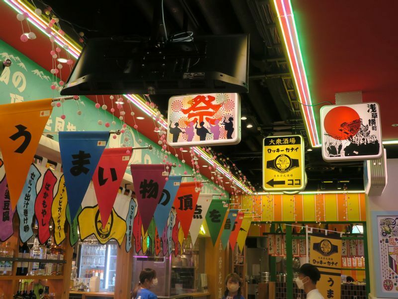 壁から天井に至るまで「浅草横町」の装飾は”お祭りモード”にあふれて訪れる人を飽きさせることがない（筆者撮影）