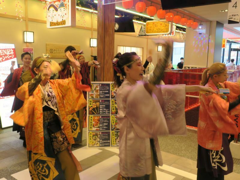 「浅草横町」の中央にイベント用のステージで踊り始めた人たちがそのままビルの中、さらに外へと向かっていく（筆者撮影）