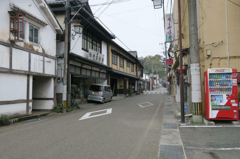 「陽はまたのぼる」の３店舗が集まるエリアは竹田市内の一等地とされるが人通りがなく閑散としている（筆者撮影）