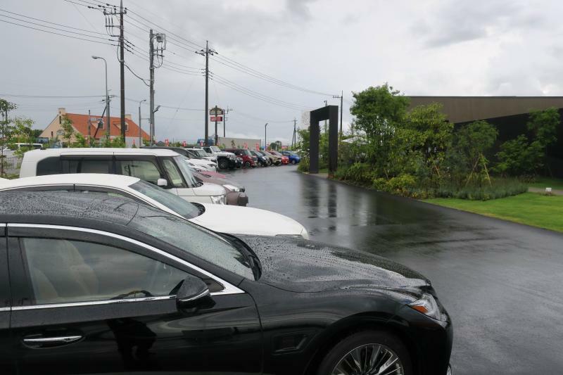 8月9日（水）、時折雨脚が強くなる天候にあっても平日ながら駐車場は終始満車の状態（筆者撮影）