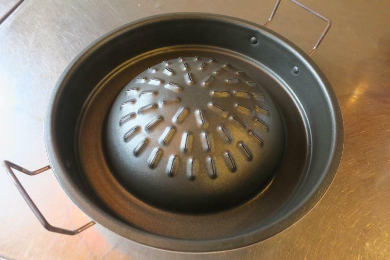日本でフッ素樹脂加工を施して「モツギスカン鍋」の鍋を開発した（筆者撮影）