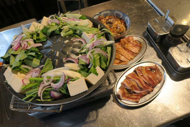 野菜を鍋の周りに敷き詰めて、中央部で肉やモツを焼く（筆者撮影）