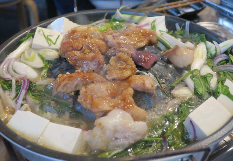 肉やモツの肉汁が野菜のスープに溶け込んで濃厚な味に仕上がっていく（筆者撮影）