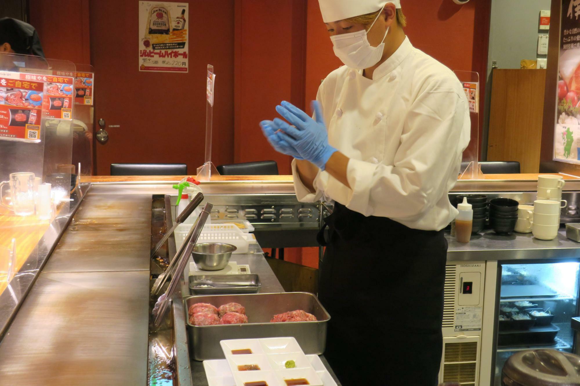 渋谷パルコの『極味や』では、調理担当者がハンバーグを焼成する前に、ハンバーグを成型するなどのパフォーマンスを行うなど”おいしい”イメージを演出している（筆者撮影）