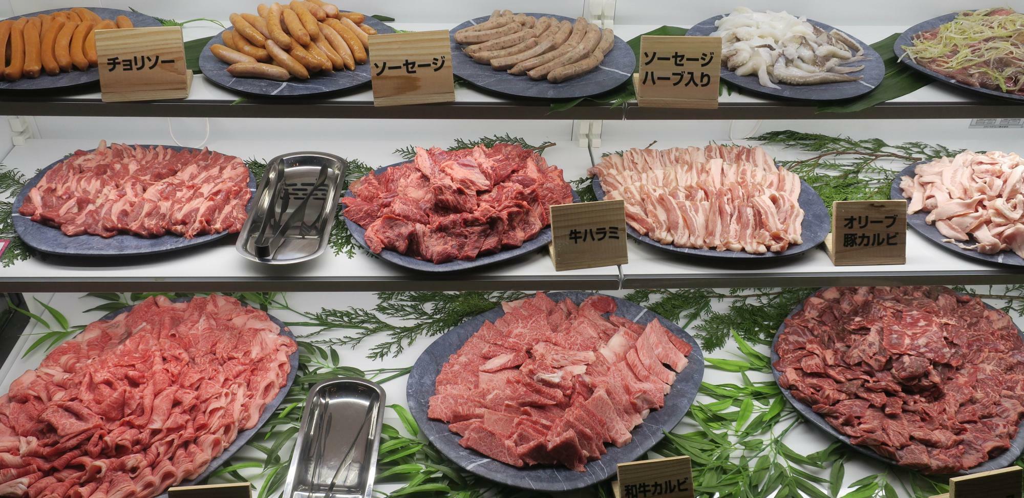 焼肉用の肉のコーナーでは、上質の食材がそろっている（筆者撮影）