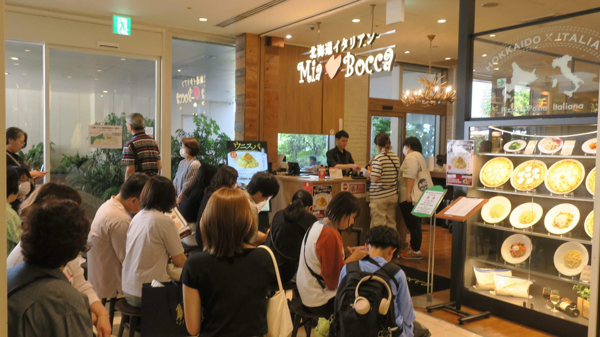 新宿タカシマヤの店舗では、ウエイティングスペースをシアター形式で構成。大型の店舗なのでスムーズに入店できる（筆者撮影）