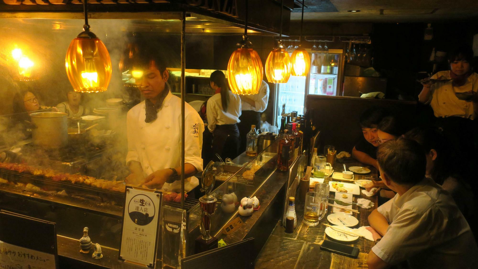 16時にオープンしてインバウンドのお客が続々と来店する。焼台にある焼鳥の多さに注目（筆者撮影）