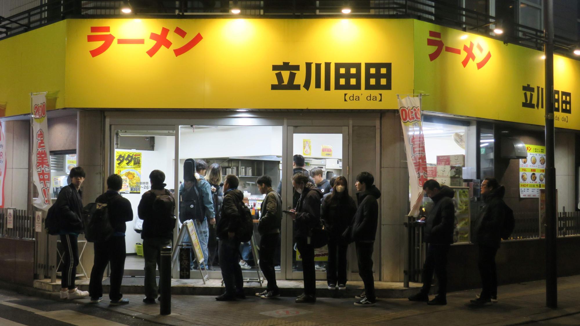 「田田（だだ）」は二郎系インスパイアのラーメン店として有名になり女性客にも人気の店に育っている（筆者撮影）