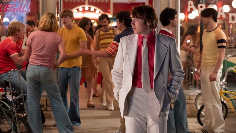 キメまくりゲイリー、ピンボール・パーラー開店の夜。 (C) 2021 METRO-GOLDWYN-MAYER PICTURES INC. ALL RIGHTS RESERVED.