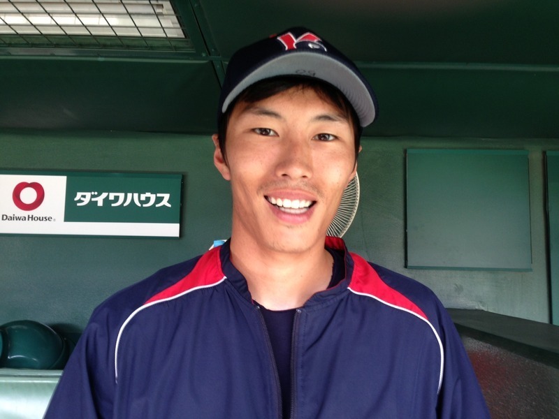 甲子園球場のベンチで熱く語る上田剛史選手