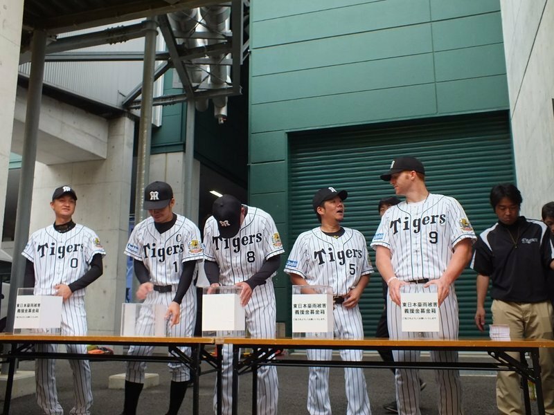 募金活動開始を待つ選手たち―左から大和、鳥谷、福留、藤井、マートンの５選手