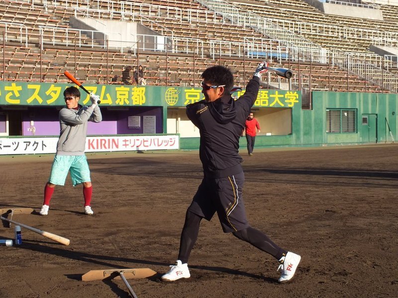 「チーム藤田」のメンバー・岡島選手とティーバッティング