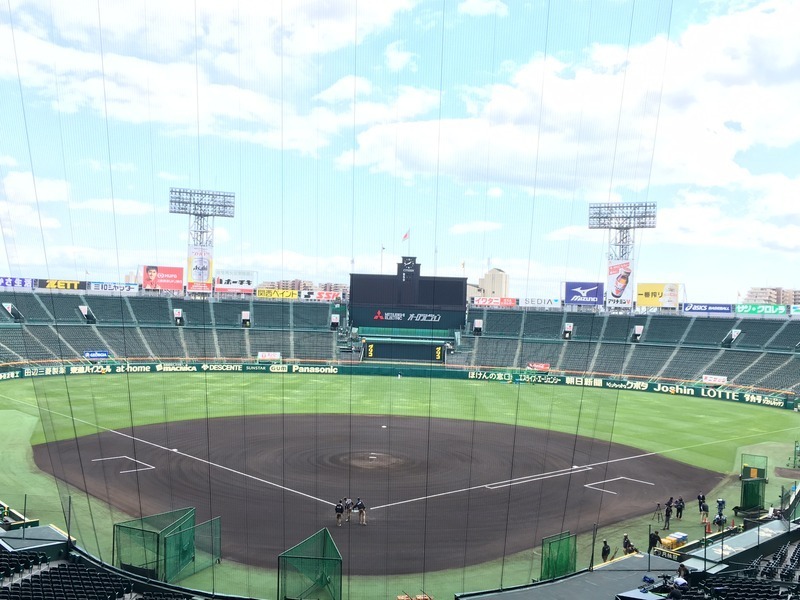 雨が上がった翌日、晴れ上がった空の下の美しい阪神甲子園球場