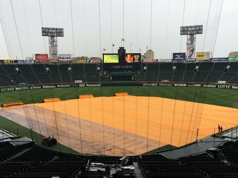 グラウンドを雨から守るシート