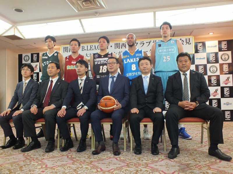 関西５クラブの代表と選手たち