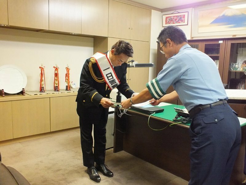 終了後、下京警察署長から感謝状を受け取る桧山氏