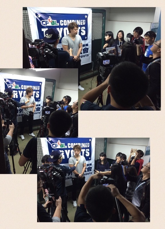台湾のメディアに囲まれる西村憲投手（写真提供：蕭一傑投手）