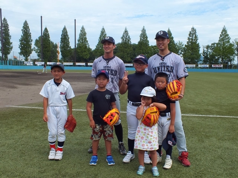 滋賀ユナイテッドの鍵田匡宏選手、西野颯選手と記念撮影する子どもたち