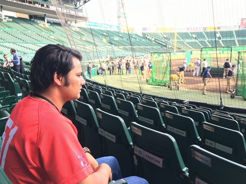 甲子園で練習に見入るタパ投手(撮影:筆者)