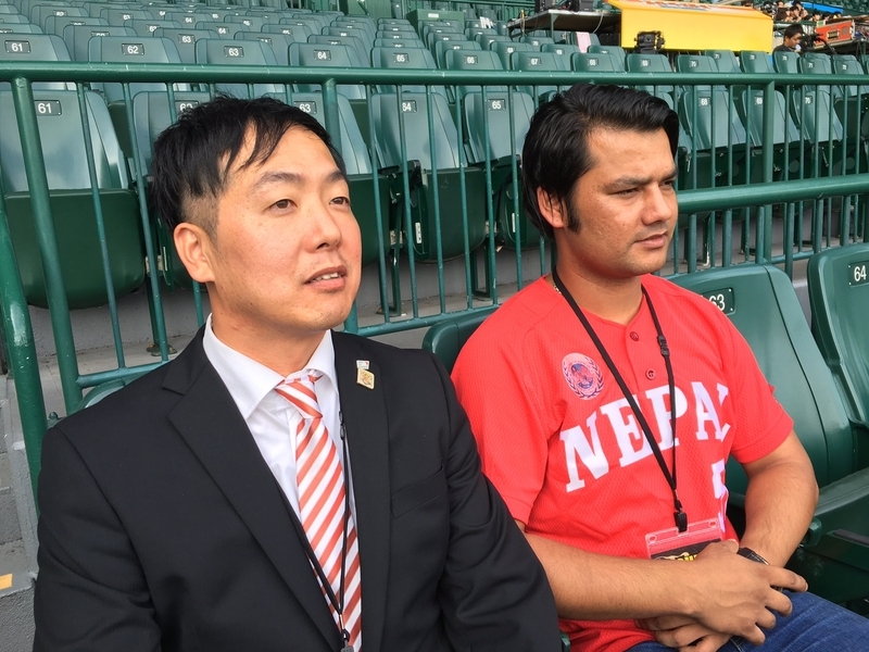 小林洋平理事長とタパ投手(撮影:筆者)
