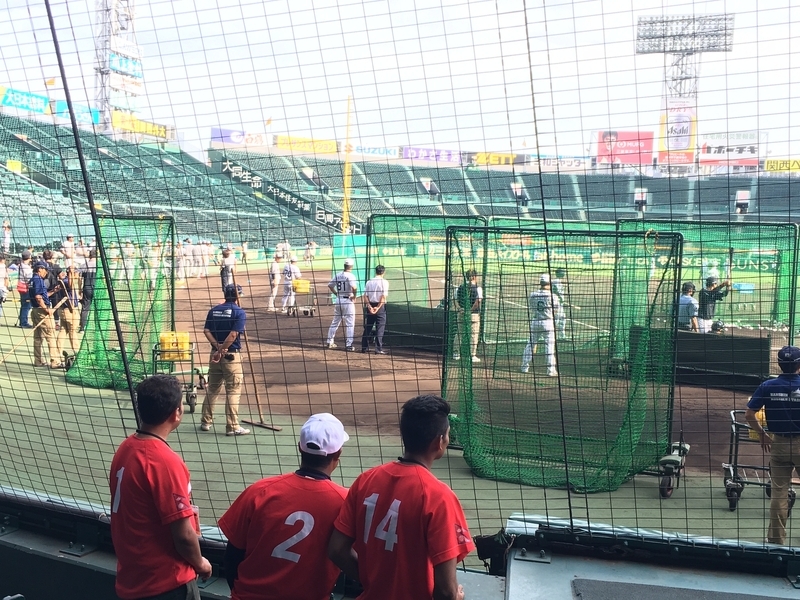 練習見学に熱中するネパール代表選手たち(撮影:筆者)