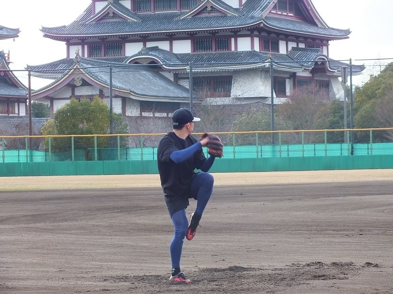 伏見桃山城をバックにキャッチボール