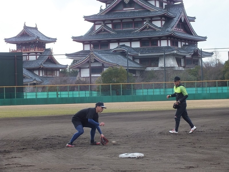 伏見桃山城を望むグラウンドでノック